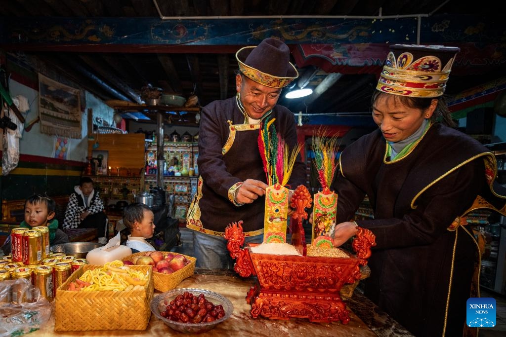 Tsering Toinzhub (L) and Lhagba Zhoima prepare chema, a two-tier rectangular wooden box containing roasted barley and fried wheat grain, in Suosong Village of Nyingchi, southwest China's Xizang Autonomous Region, Nov. 13, 2023. Locals in Nyingchi follow the tradition to celebrate their special New Year, known as the Gongbo New Year, on Oct. 1 by the Tibetan calendar, which fell on Nov. 14 this year.(Photo: Xinhua)