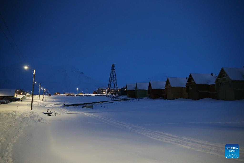 This photo taken on Nov. 14, 2023 shows a street in Longyearbyen, Svalbard, Norway. Longyearbyen is situated within the Svalbard archipelago at a latitude of approximately 78 degrees north, about 1,300 kilometers from the North Pole, where a polar night lasting up to four months takes place each year.(Photo: Xinhua)