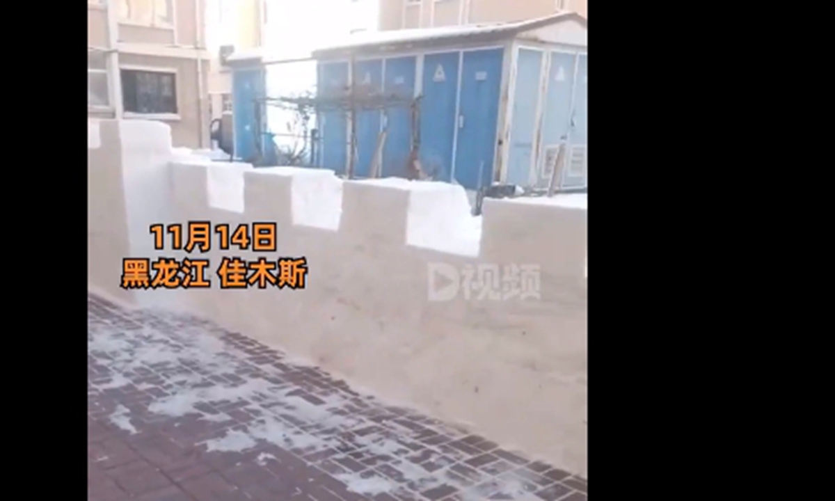 A 64-year-old man surnamed Zou in Jiamusi, Northeast China's Heilongjiang Province, used his free time to build a 20-meter-long snow wall with the accumulated snow in the neighborhood. Photo: web