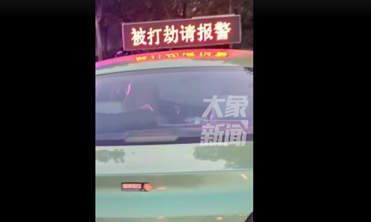 Recently, a taxi at the entrance of the Liulin toll station on the Lianhuo expressway in Zhengzhou, Central China's Henan Province, displayed the words 