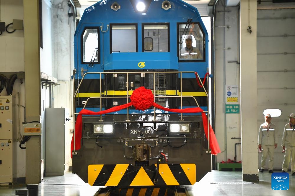 This photo taken on Nov. 16, 2023 shows China's first newly-built high-power electric shunting locomotive at CRRC Zhuzhou Locomotive Co., Ltd. in Zhuzhou, central China's Hunan Province. China's first newly-built high-power electric shunting locomotive rolled off the production line here on Thursday. With a maximum towing power of 1,500 kW, this locomotive is designed for industrial users in sectors such as metallurgy, harbor operation, electricity, petrochemical, and mining.(Photo: Xinhua)