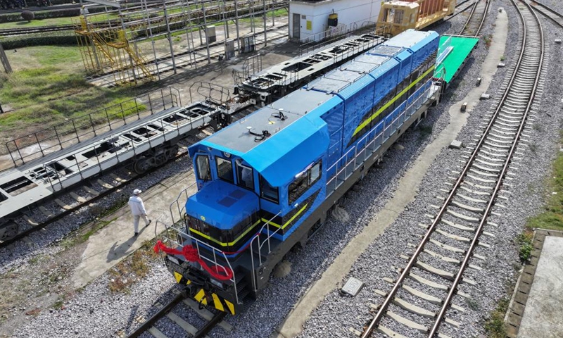 This aerial photo taken on Nov. 16, 2023 shows a locomotive at the CRRC Zhuzhou Locomotive Co., Ltd. in Zhuzhou, central China's Hunan Province. China's first newly-built high-power electric shunting locomotive rolled off the production line here on Thursday. With a maximum towing power of 1,500 kW, this locomotive is designed for industrial users in sectors such as metallurgy, harbor operation, electricity, petrochemical, and mining.(Photo: Xinhua)