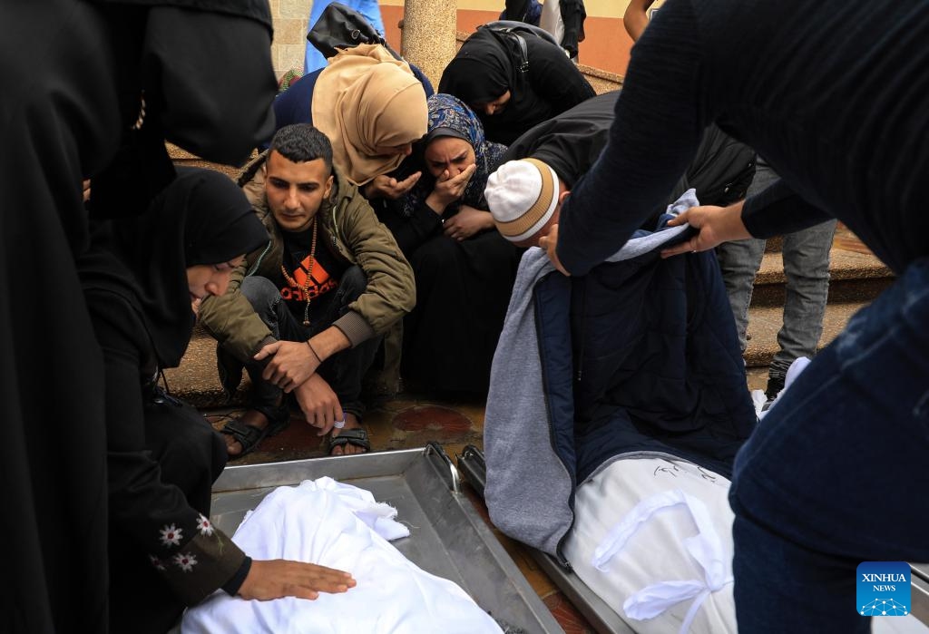 People mourn victims killed in the Palestinian-Israeli conflict in the southern Gaza Strip city of Khan Younis, on Nov. 15, 2023. Israel has been carrying out attacks on Gaza over the past weeks and has imposed a siege on the enclave to retaliate against Hamas attacks on southern Israel. The conflict has so far led to the deaths of over 11,500 Palestinians in Gaza.(Photo: Xinhua)