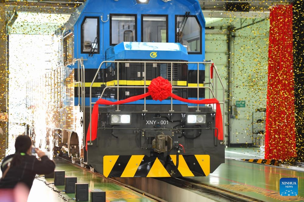 This photo taken on Nov. 16, 2023 shows the ceremony to mark the rolling off of China's first newly-built high-power electric shunting locomotive at CRRC Zhuzhou Locomotive Co., Ltd. in Zhuzhou, central China's Hunan Province. China's first newly-built high-power electric shunting locomotive rolled off the production line here on Thursday. (Photo: Xinhua)