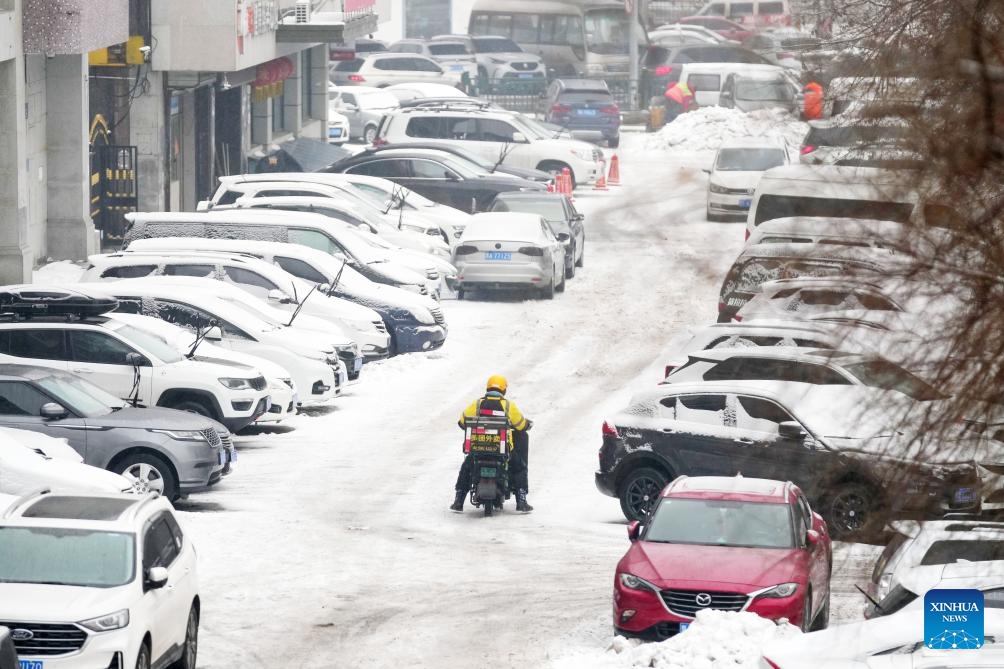 A deliveryman rides in snow in Harbin, northeast China's Heilongjiang Province, Nov. 16, 2023.(Photo: Xinhua)