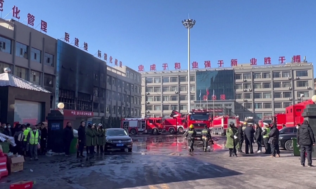 Emergency response personnel arrive at the scene following a fire at an office building of a coal mine in the city of Lüliang in North China's Shanxi Province on November 16, 2023. Photo: VCG.