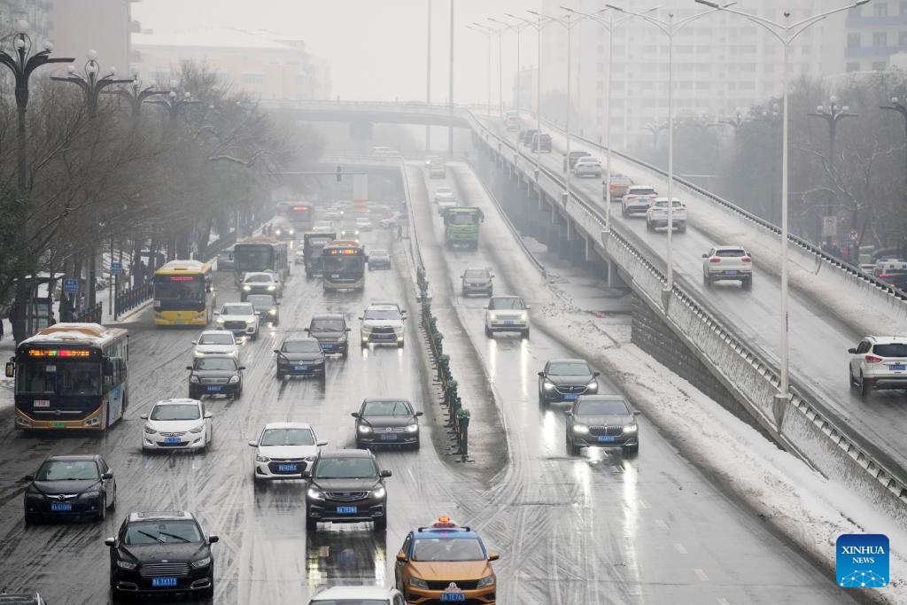 Vehicles move in snow in Harbin, northeast China's Heilongjiang Province, Nov. 16, 2023.(Photo: Xinhua)