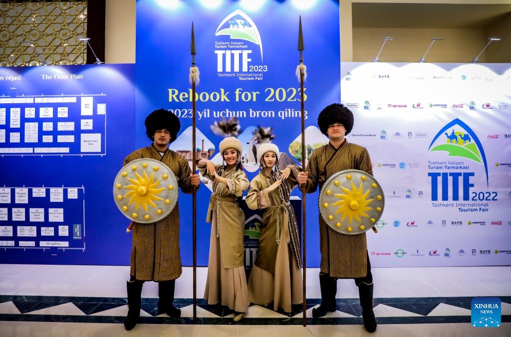 Participants pose for a photo at the Tashkent International Tourism Fair in Tashkent, Uzbekistan, Nov. 15, 2023. The fair, hosted by the Ministry of Ecology, Environmental Protection and Climate Change of the Republic of Uzbekistan, is held from Nov. 15 to 17.(Photo: Xinhua)