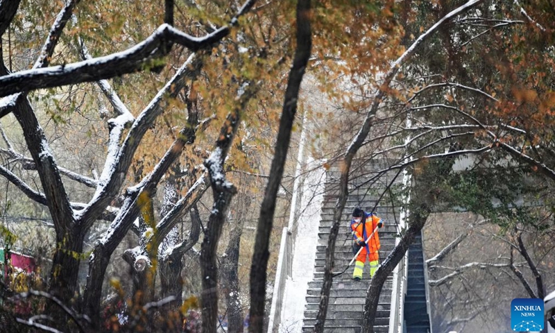 A sanitation worker clears snow in Harbin, northeast China's Heilongjiang Province, Nov. 16, 2023.(Photo: Xinhua)