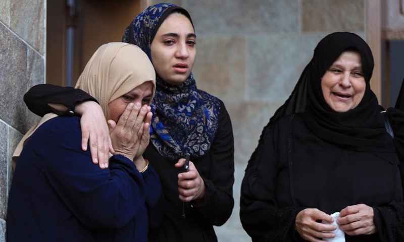 People mourn a victim killed in the Palestinian-Israeli conflict in the southern Gaza Strip city of Khan Younis, on Nov. 15, 2023. Israel has been carrying out attacks on Gaza over the past weeks and has imposed a siege on the enclave to retaliate against Hamas attacks on southern Israel. The conflict has so far led to the deaths of over 11,500 Palestinians in Gaza.(Photo: Xinhua)