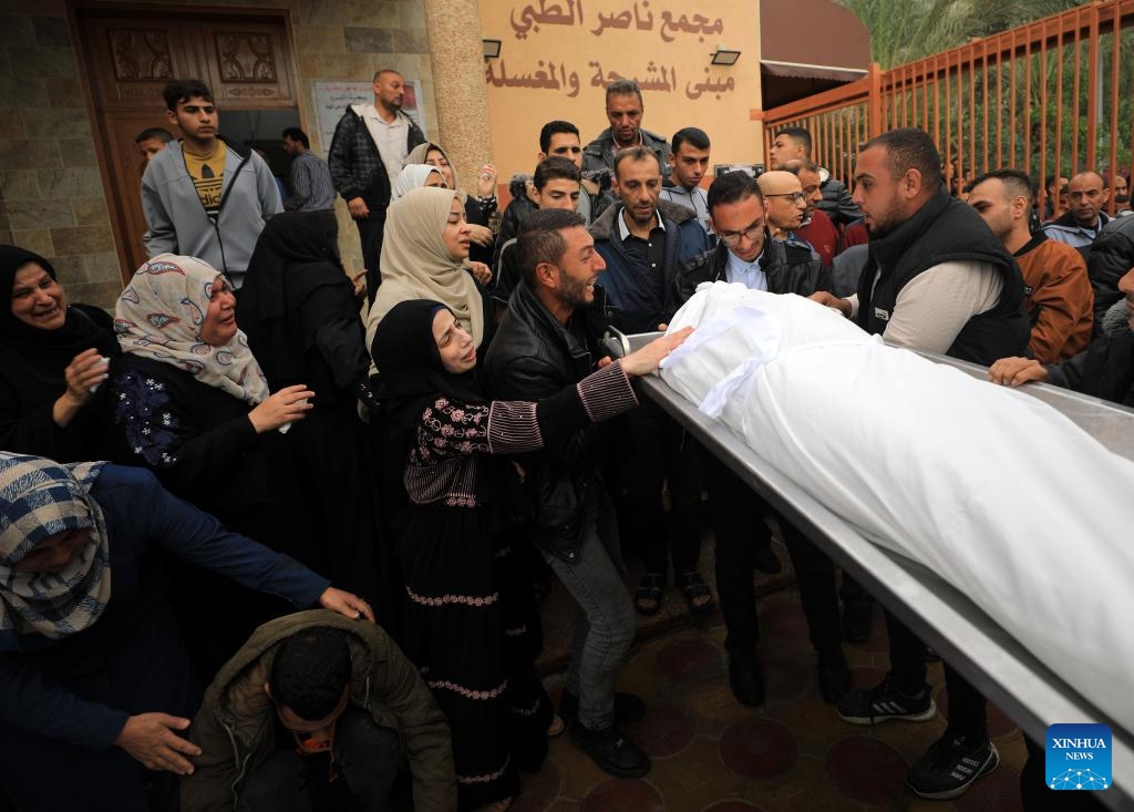 People mourn a victim killed in the Palestinian-Israeli conflict in the southern Gaza Strip city of Khan Younis, on Nov. 15, 2023. Israel has been carrying out attacks on Gaza over the past weeks and has imposed a siege on the enclave to retaliate against Hamas attacks on southern Israel. The conflict has so far led to the deaths of over 11,500 Palestinians in Gaza.(Photo: Xinhua)