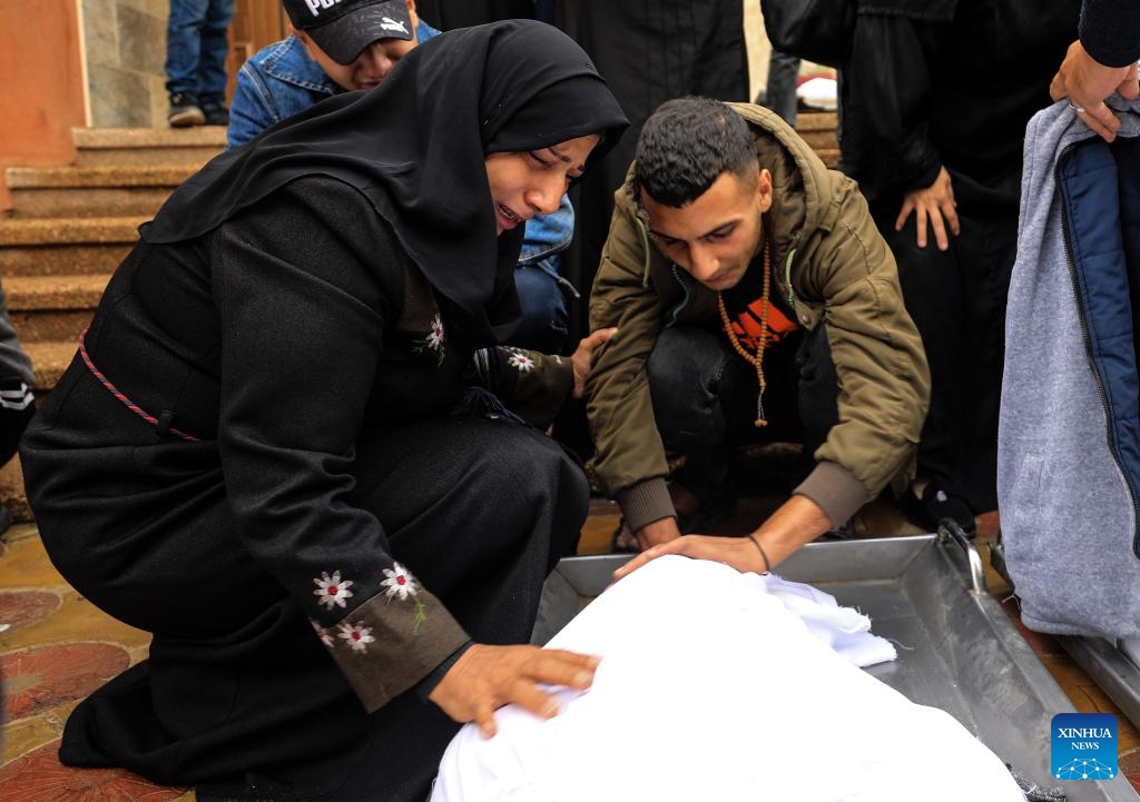 People mourn a victim killed in the Palestinian-Israeli conflict in the southern Gaza Strip city of Khan Younis, on Nov. 15, 2023. Israel has been carrying out attacks on Gaza over the past weeks and has imposed a siege on the enclave to retaliate against Hamas attacks on southern Israel. The conflict has so far led to the deaths of over 11,500 Palestinians in Gaza.(Photo: Xinhua)