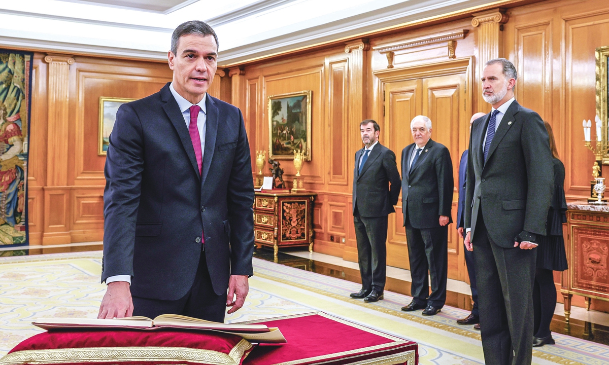 Spanish Socialist leader Pedro Sanchez (left) takes the oath of office as prime minister before King Felipe VI (right) during a ceremony at the Zarzuela Palace in Madrid, Spain on November 17, 2023. Sanchez has been re-elected as Spanish prime minister after winning an absolute majority in the parliament, obtaining the backing of 179 lawmakers in the 350-seat chamber.  Photo: VCG