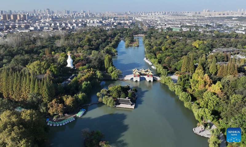 This aerial photo taken on Nov. 17, 2023 shows the scenery of the Slender West Lake scenic spot in Yangzhou, east China's Jiangsu Province. (Photo: Xinhua)