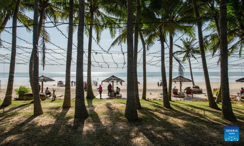 Tourists enjoy themselves at the coast of Boao, south China's Hainan Province, Nov. 18, 2023. (Photo: Xinhua)