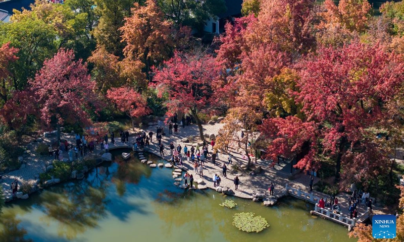 This aerial photo taken on Nov. 18, 2023 shows tourists enjoying maple leaves at Tianping Mountain scenic spot in Suzhou City, east China's Jiangsu Province. (Photo: Xinhua)