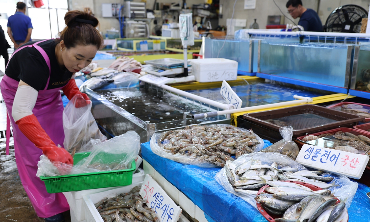 A South Korean wholesale fishery market Photo: VCG
