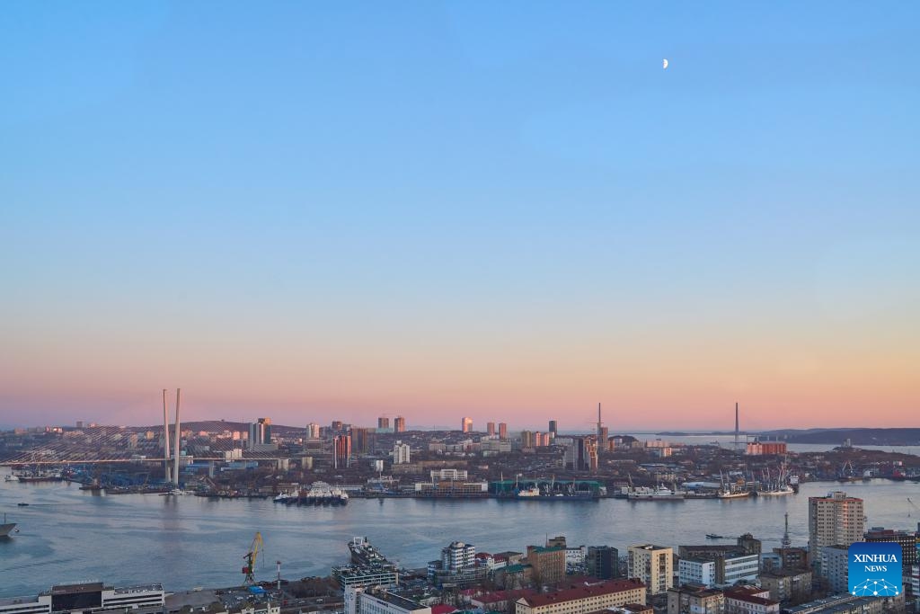 This photo taken on Nov. 20, 2023 shows a sunset view of Vladivostok, Russia.(Photo: Xinhua)