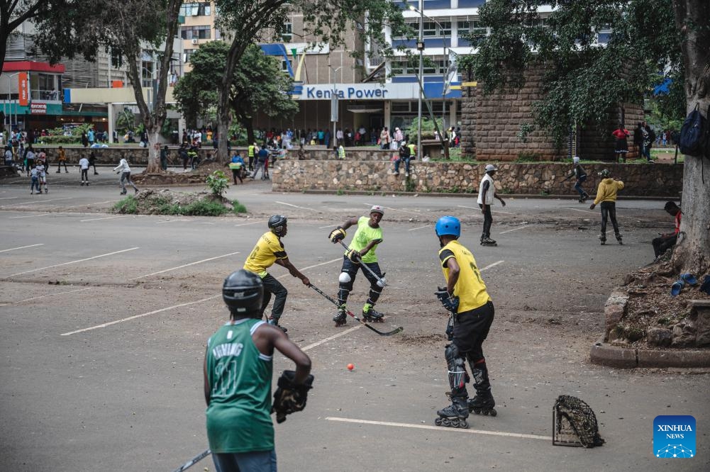 People play hockey in a park in Nairobi, capital of Kenya, Nov. 19, 2023(Photo: Xinhua)