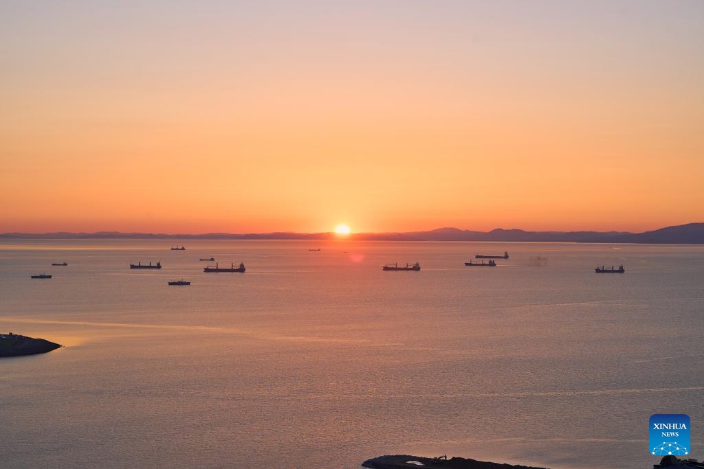 This photo taken on Nov. 20, 2023 shows a sunset view of Vladivostok, Russia.(Photo: Xinhua)