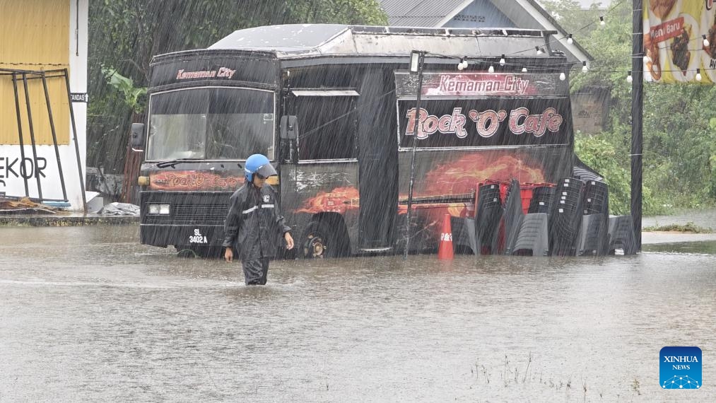 A man wades through water in Terengganu state, Malaysia, Nov. 21, 2023. Flooding has displaced 2,294 people in the country's east coast state of Terengganu as of 3 p.m. local time on Tuesday following continuous heavy rains.(Photo: Xinhua)