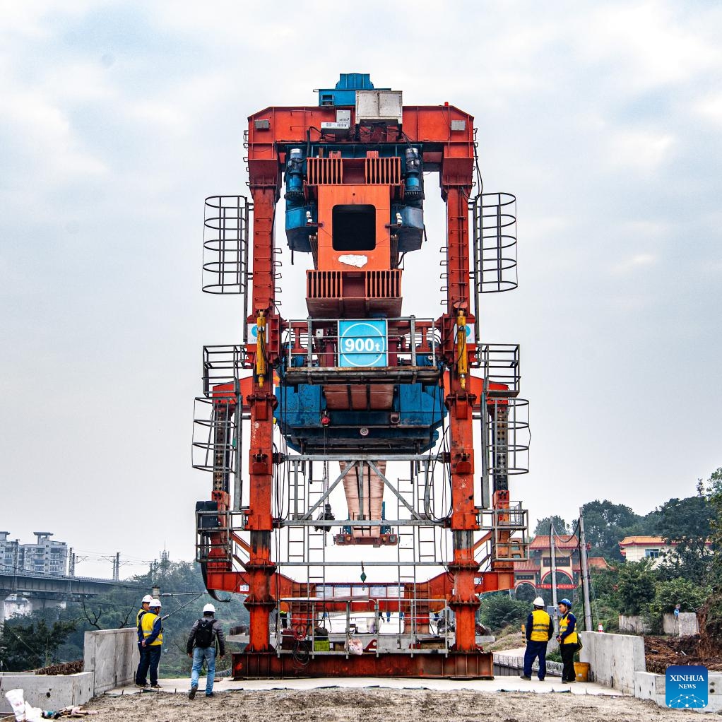 Workers conduct box girder erection work at the construction site of the Louwan grand bridge on the Chongqing-Kunming high-speed railway in southwest China's Chongqing Municipality, Nov. 21, 2023. The erection task of all box girders along a local section of a high-speed railway linking Chongqing, southwest China, and Kunming, capital of southwest China's Yunnan Province, was completed on Tuesday.(Photo: Xinhua)