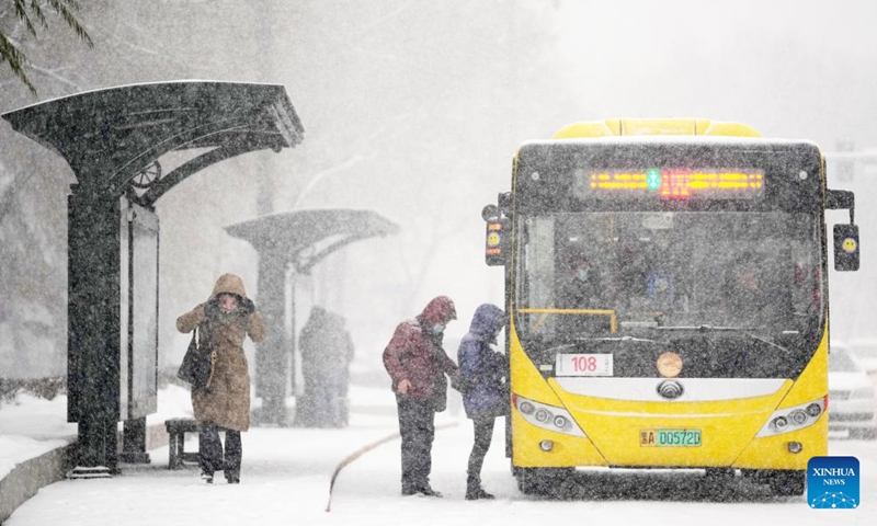 People board a bus in the snow in Harbin, capital of northeast China's Heilongjiang Province, Nov. 22, 2023.(Photo: Xinhua)