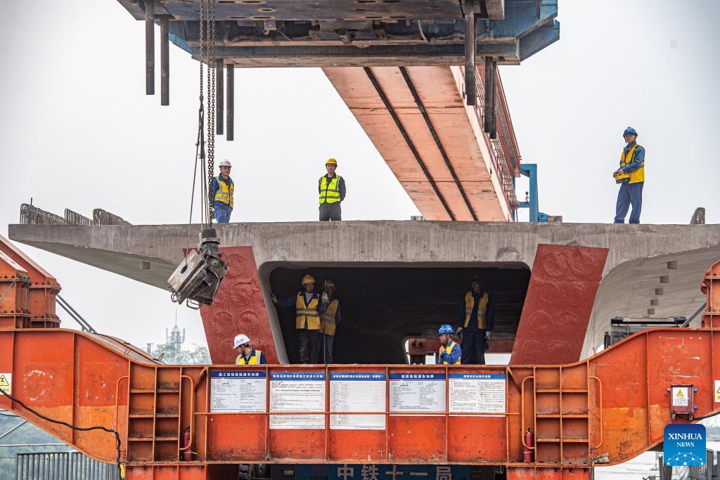 Workers conduct box girder erection work at the construction site of the Louwan grand bridge on the Chongqing-Kunming high-speed railway in southwest China's Chongqing Municipality, Nov. 21, 2023. The erection task of all box girders along a local section of a high-speed railway linking Chongqing, southwest China, and Kunming, capital of southwest China's Yunnan Province, was completed on Tuesday.(Photo: Xinhua)