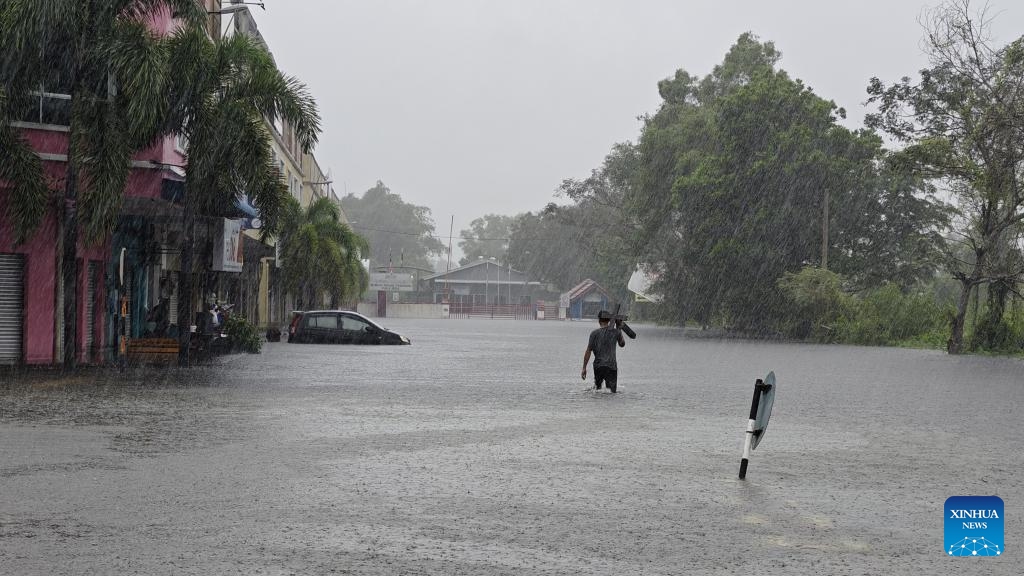 A man wades through water in Terengganu state, Malaysia, Nov. 21, 2023. Flooding has displaced 2,294 people in the country's east coast state of Terengganu as of 3 p.m. local time on Tuesday following continuous heavy rains.(Photo: Xinhua)