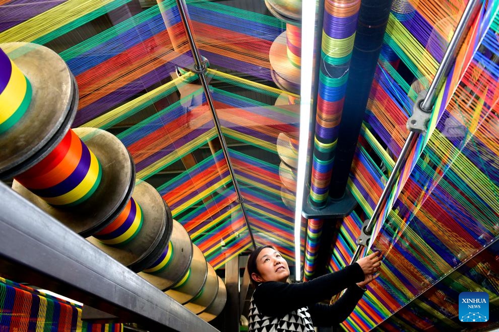 A woman works at a workshop of an enterprise in Lizhuang Town of Huimin County, east China's Shandong Province, Nov. 22, 2023. Huimin has more than 1,300 enterprises producing net and rope products, which are widely used in construction, sports and other industries. From January to October this year, this industry in Huimin has achieved an output value of over 21.7 billion yuan (about 3.03 billion U.S. dollars).(Photo: Xinhua)