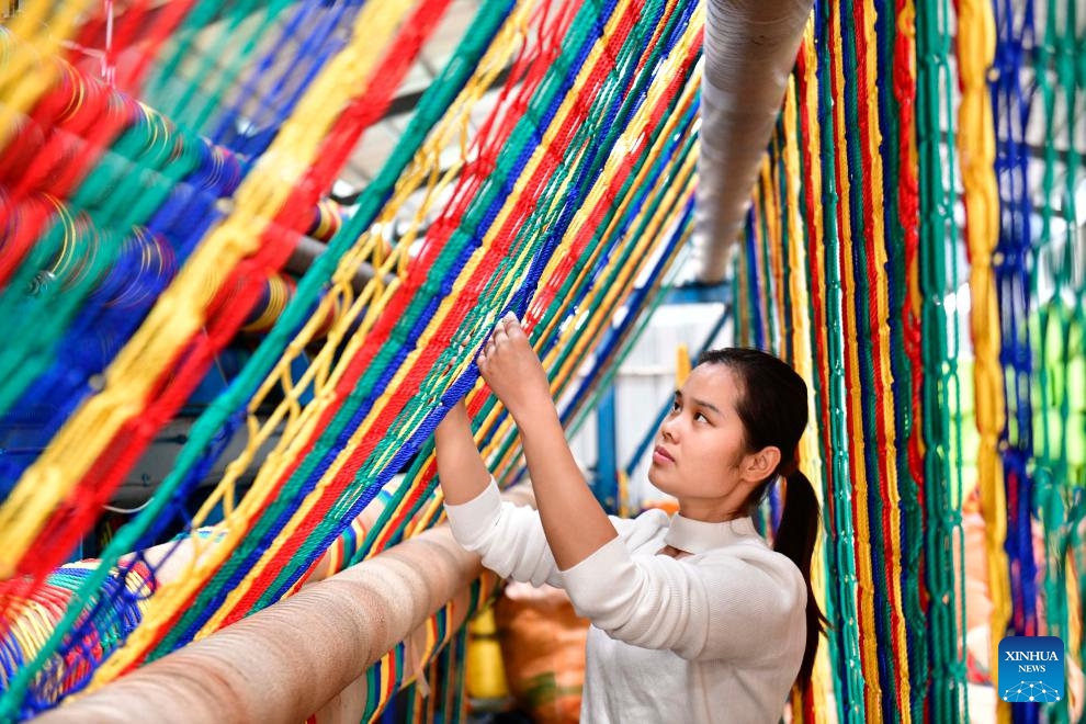 A woman works at a workshop of an enterprise in Lizhuang Town of Huimin County, east China's Shandong Province, Nov. 22, 2023. Huimin has more than 1,300 enterprises producing net and rope products, which are widely used in construction, sports and other industries. From January to October this year, this industry in Huimin has achieved an output value of over 21.7 billion yuan (about 3.03 billion U.S. dollars).(Photo: Xinhua)