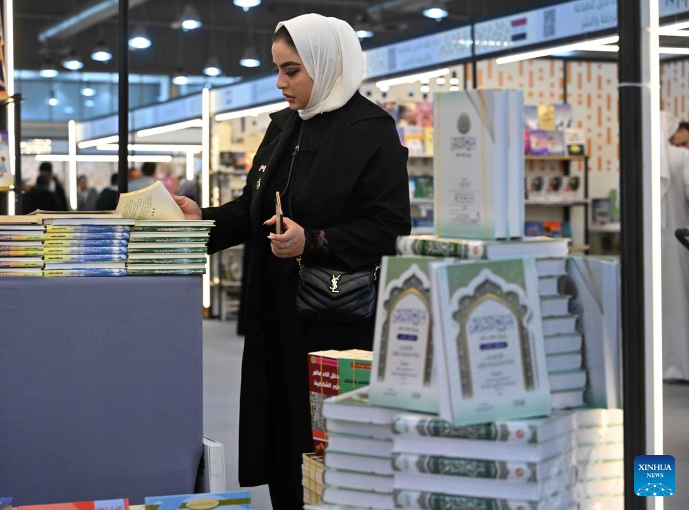 A woman visits Kuwait's 46th International Book Fair in Hawalli Governorate, Kuwait, on Nov. 22, 2023. The book fair kicked off here on Wednesday, and will last until Dec. 2.(Photo: Xinhua)