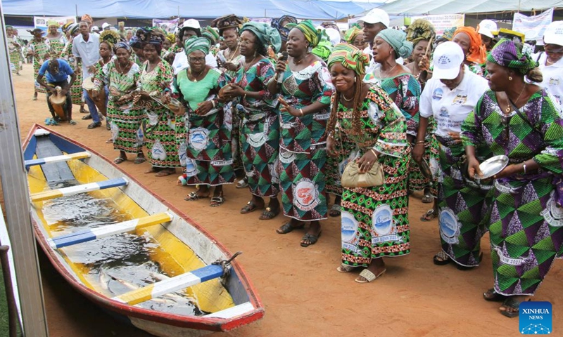 Fish sellers dance on the occasion of World Fisheries Day in So-Ava, a lakeside town near Cotonou, Benin, on Nov. 21, 2023.(Photo: Xinhua)