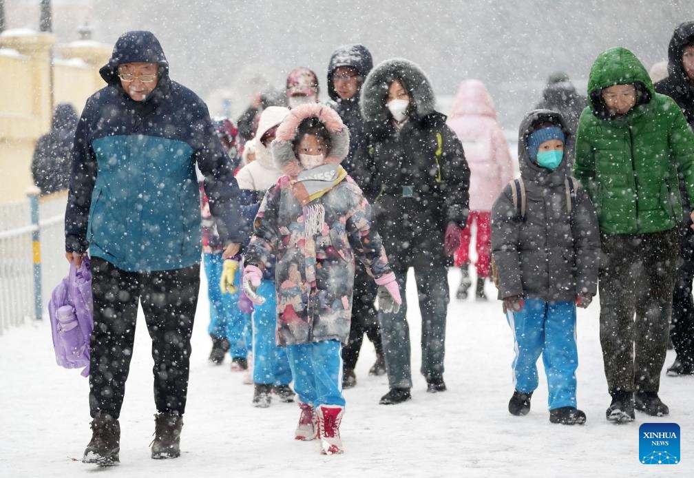 Guardians walk their children to school in the snow in Harbin, capital of northeast China's Heilongjiang Province, Nov. 22, 2023.(Photo: Xinhua)