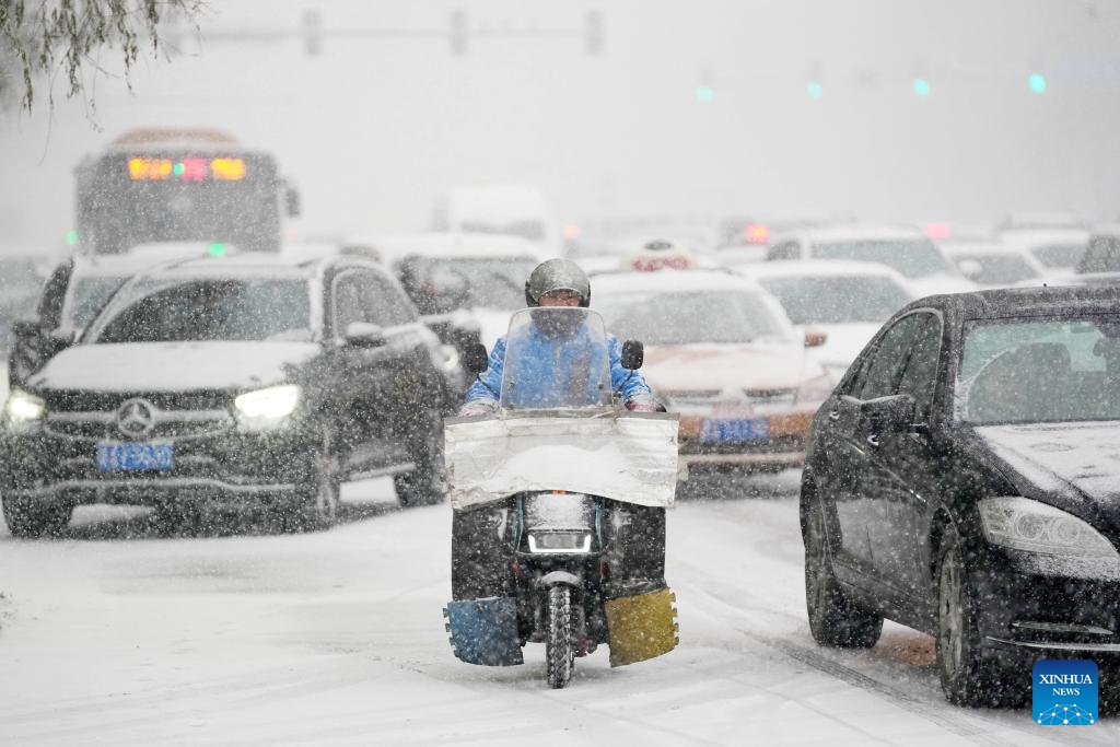 Vehicles move in the snow in Harbin, capital of northeast China's Heilongjiang Province, Nov. 22, 2023.(Photo: Xinhua)