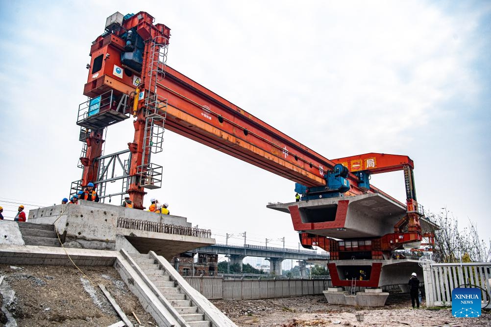 Workers conduct box girder erection work at the construction site of the Louwan grand bridge on the Chongqing-Kunming high-speed railway in southwest China's Chongqing Municipality, Nov. 21, 2023. The erection task of all box girders along a local section of a high-speed railway linking Chongqing, southwest China, and Kunming, capital of southwest China's Yunnan Province, was completed on Tuesday.(Photo: Xinhua)