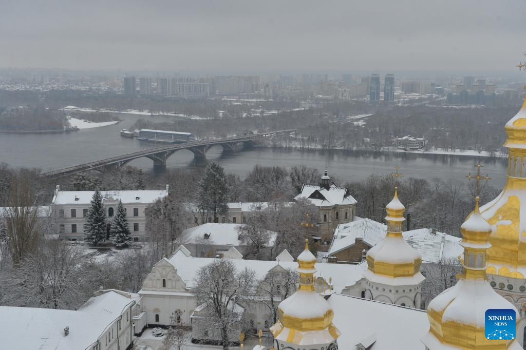 This photo taken on Nov. 22, 2023 shows the city view after the first snowfall of this winter in Kiev, Ukraine.(Photo: Xinhua)