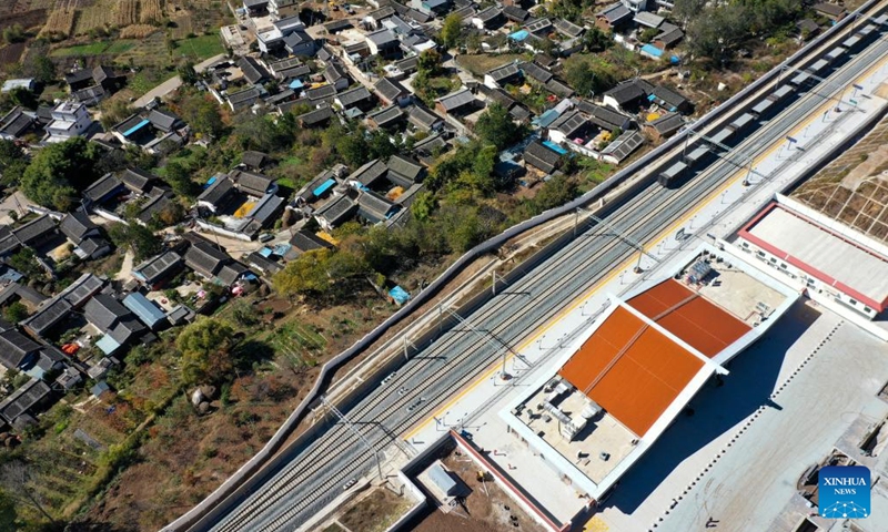 This aerial photo taken on Nov. 25, 2023 shows the Lashihai railway station on the Lijiang-Shangri-La railway in southwest China's Yunnan Province. Linking Lijiang and Shangri-La in southwest China's Yunnan, the Lijiang-Shangri-La railway will be open to traffic on Sunday. (Photo: Xinhua)