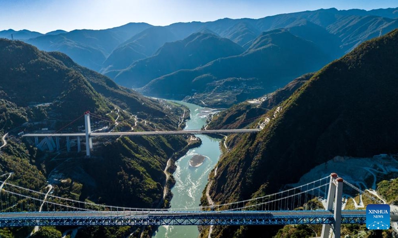 This aerial photo taken on Nov. 25, 2023 shows the Jinsha River grand bridge (front) on the Lijiang-Shangri-La railway and a grand bridge (rear) on the Lijiang-Shangri-La expressway in southwest China's Yunnan Province. Linking Lijiang and Shangri-La in southwest China's Yunnan, the Lijiang-Shangri-La railway will be open to traffic on Sunday. (Photo: Xinhua)