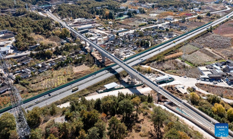 This aerial photo taken on Nov. 25, 2023 shows a section of the Lijiang-Shangri-La railway in Lijiang City, southwest China's Yunnan Province. Linking Lijiang and Shangri-La in southwest China's Yunnan, the Lijiang-Shangri-La railway will be open to traffic on Sunday. (Photo: Xinhua)