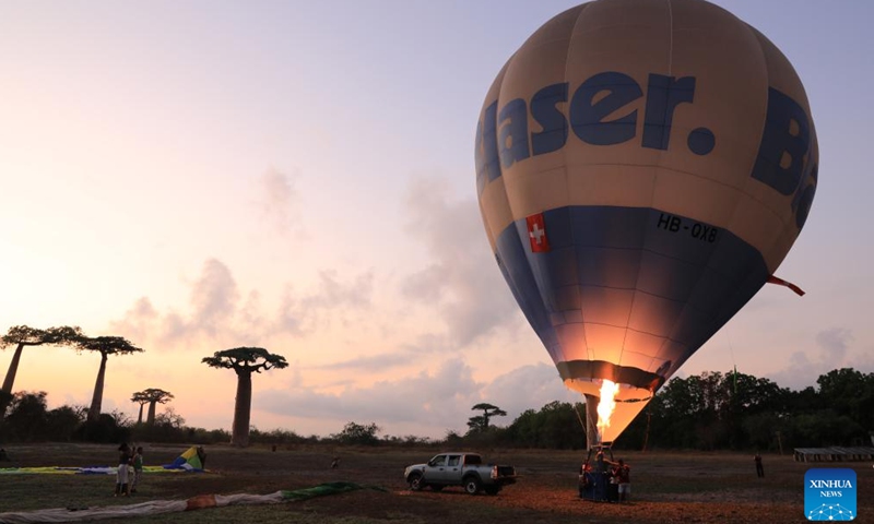 People prepare to fly a hot air balloon in Morondava, Madagascar, Nov. 25, 2023. (Photo: Xinhua)