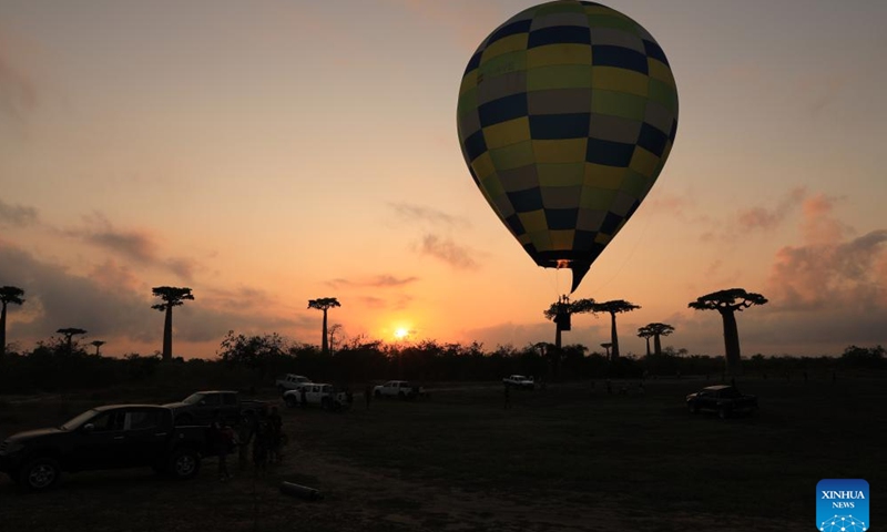 People prepare to fly a hot air balloon in Morondava, Madagascar, Nov. 25, 2023. (Photo: Xinhua)
