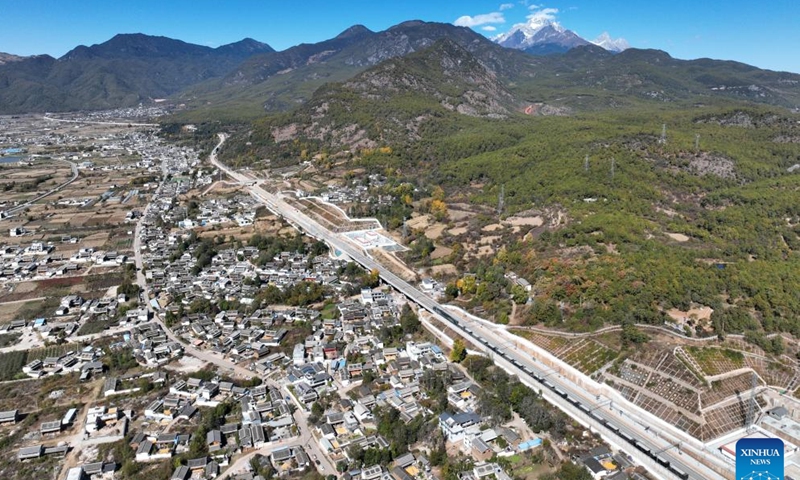 This aerial photo taken on Nov. 25, 2023 shows a section of the Lijiang-Shangri-La railway in Lijiang City, southwest China's Yunnan Province. Linking Lijiang and Shangri-La in southwest China's Yunnan, the Lijiang-Shangri-La railway will be open to traffic on Sunday. (Photo: Xinhua)