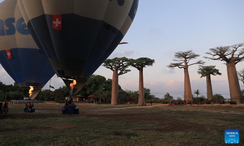 People prepare to fly hot air balloons in Morondava, Madagascar, Nov. 25, 2023. (Photo: Xinhua)