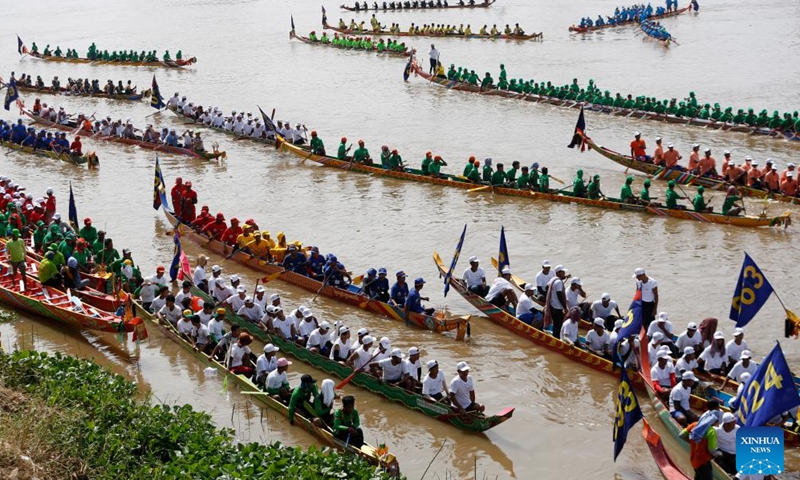 Oarsmen take part in the boat race in the Tonle Sap river during the Water Festival in Phnom Penh, Cambodia, Nov. 26, 2023. The annual Water Festival, Cambodia's grandest festival, returned on Sunday after a three-year hiatus due to the COVID-19 pandemic. (Photo: Xinhua)