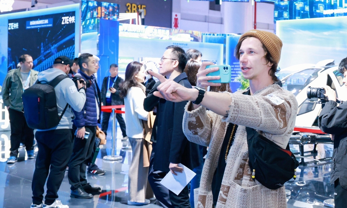 A foreign delegate experiences China's digital technology at the second Global Digital Trade Expo in Hangzhou, East China's Zhejiang Province on November 27, 2023. The expo - which closed on November 27  - attracted 68 international organizations and business associations, as well as over 800 enterprises. Deals on 32 projects with a total value of over 155.8 billion yuan ($21.89 billion) were reached at the expo. Photo: VCG