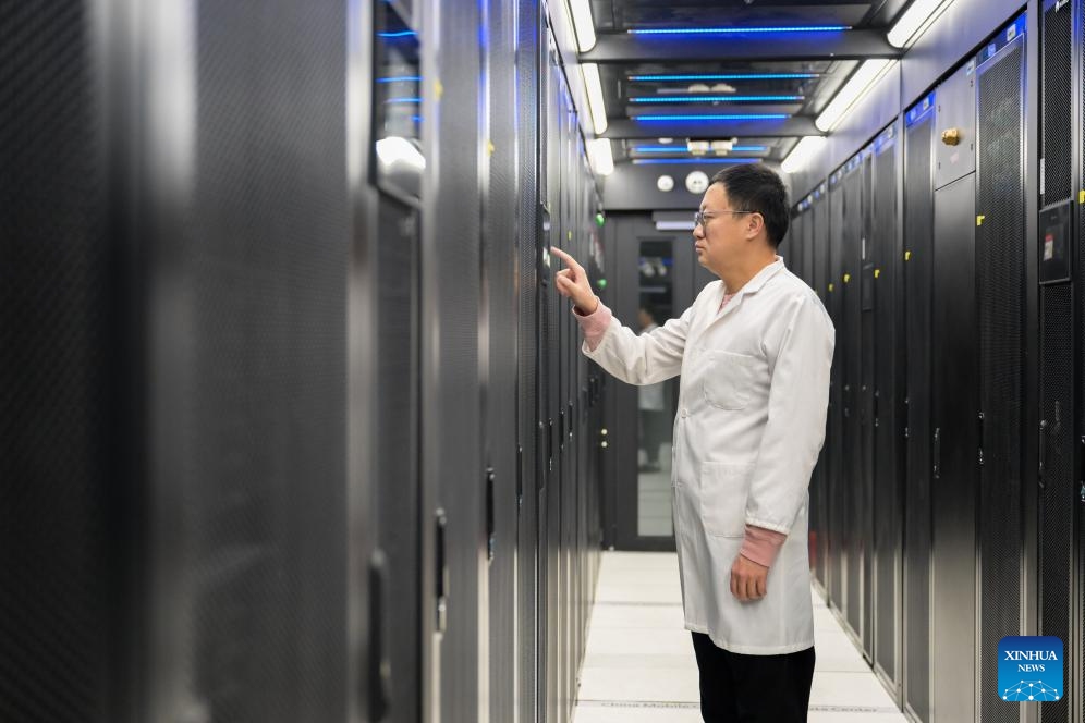 A staff member checks equipment at a cloud computing information zone of China Telecom in Horinger, Hohhot City, north China's Inner Mongolia, Nov. 28, 2023. The Horinger data center cluster, located in Hohhot City of north China's Inner Mongolia, can accommodate about 950,000 servers, placing it among the leading data centers in China in terms of computing power.(Photo: Xinhua)