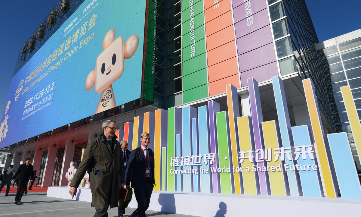 Foreign representatives walk outside the venue of the first China International Supply Chain Expo (CISCE), which kicked off in Beijing on November 28, 2023. With an exhibition area of about 100,000 square meters, the five-day expo has attracted a total of 515 enterprises, as well as 132 international companies, accounting for 26 percent, mainly from 55 countries and regions worldwide. Photo: VCG