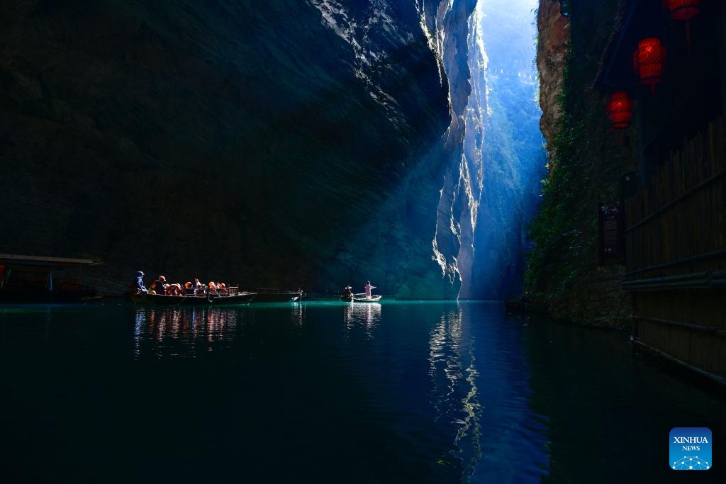 Tourists enjoy the view of Pingshan canyon, a tourist attraction famous for its limpid water, in Hefeng County, Enshi Tujia and Miao Autonomous Prefecture, central China's Hubei Province, Dec. 4, 2023.(Photo: Xinhua)