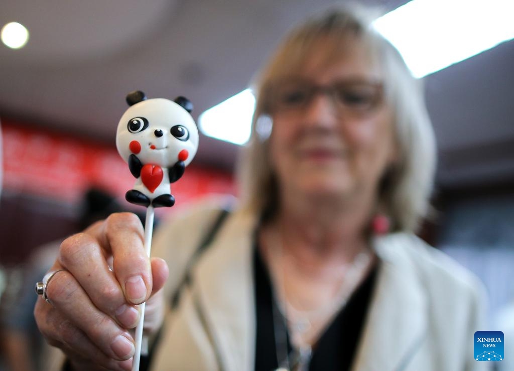 A participant shows a dough figurine of giant panda during the Cultural China, Splendid Sichuan event in Auckland, New Zealand, Nov. 29, 2023. Kiwis are amazed by unique cultural events and cuisine from southwest China's Sichuan Province during a tourism promotion event held here on Wednesday.(Photo: Xinhua)